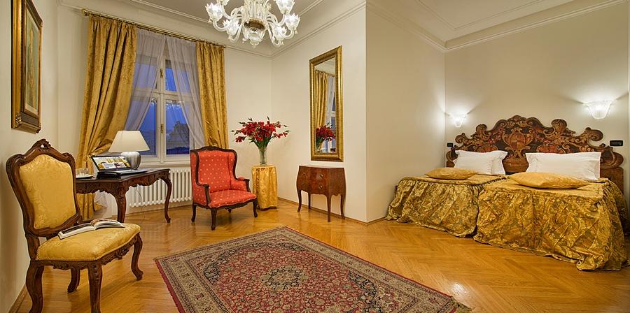Charles Bridge Palace Prag